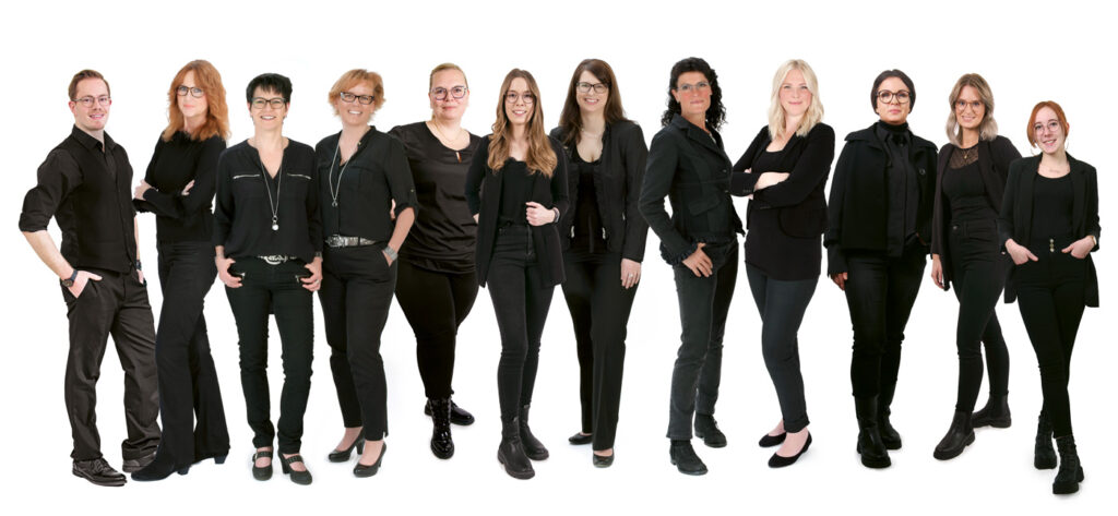 Gruppenbild der Mitarbeiter und Mitarbeiterinnen vom Optic-Studio Hoffmann